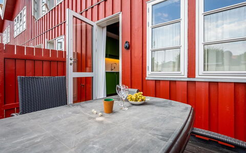 Ulvi - 15M from the Sea: Tetto, Casa, Porta, Villetta, Shade, Raccordo, Cortile, Estate, Backyard