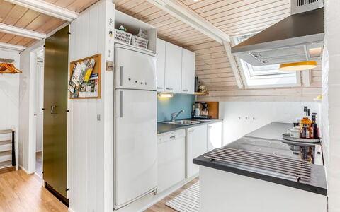 Frodde - 200M from the Sea: Cucina, Pavimentazione, Legna, Apparecchio Major, Interior Design, Pavimento, Soffitto, Controsoffitto, Elettrodomestico Da Cucina, Pavimento In Legno