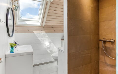 Frodde - 200M from the Sea: Pavimentazione, Legna, Pavimento, Interior Design, Idraulico Fixture, Soffitto, Bagno, Idraulico, Camera, Rubinetto