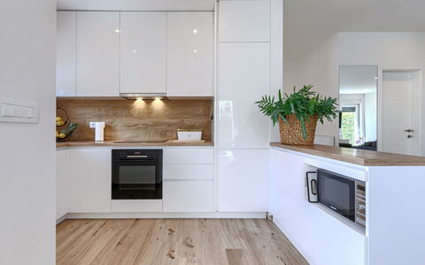 Čančar: Controsoffitto, Elettrodomestico Da Cucina, Cucina, Mobilia, Interior Design, Pavimentazione, Cabinetry, Pavimento, Legna, Apparecchio Major