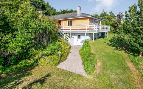 Albert - 300M from the Sea: Costruzione, Casa, Zona Residenziale, Casa, Arbusto, Tetto, Villetta, Estate, Giardino