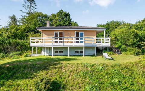 Albert - 300M from the Sea: Legna, Casa, Portico, Deck, Latifoglie, Tetto, Color Legno, Pavimento In Legno, Eco Hotel