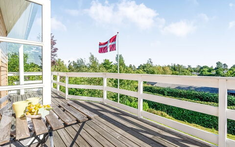 Albert - 300M from the Sea: Legna, Casa, Portico, Deck, Latifoglie, Tetto, Color Legno, Pavimento In Legno, Eco Hotel