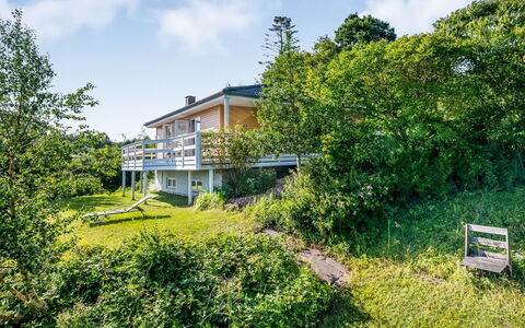 Albert - 300M from the Sea: Legna, Casa, Portico, Deck, Latifoglie, Tetto, Color Legno, Pavimento In Legno, Eco Hotel