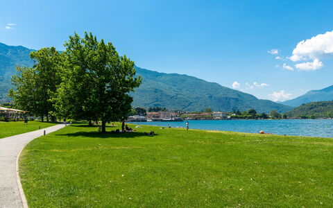 Casa al Lago: Cielo, Geografia Montane, Montagna, Acqua, Corpo D'Acqua, Risorse Idriche, Collina, Paesaggio Naturale, Catena Montuosa, Paesaggio