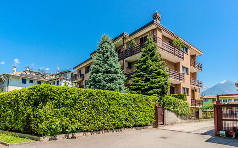 Casa al Lago: Costruzione, Finestra, Zona Residenziale, Appartamento, Arbusto, Casa, Balcone, Condominio, Giardino, Shade