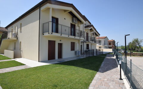 Casa In Collina: Facciata, Zona Residenziale, Casa, Casa, Porta, Balcone, Estate, Shade, Sobborgo, Portico