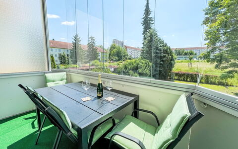 Stadtwohnung in Pirna: Mobilia, Sedia, Shade, Tavolino Da Caffè, Mobili Da Esterno, Balcone