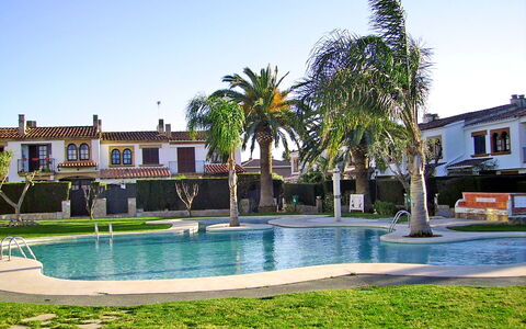 Villa Jardin: Acqua, Cielo, Pianta, Proprietà, Piscina, Azzurro, Albero, Arecales, Costruzione, Finestra