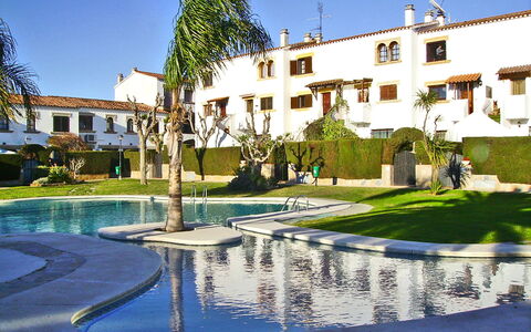 Villa Jardin: Acqua, Cielo, Pianta, Costruzione, Finestra, Natura, Azzurro, Albero, Illuminazione, Urban Design