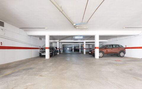 Villa Jardin: Ruota, Auto, Costruzione, Automotive Pneumatico, Veicolo, Automotive Design, Sala, Pavimentazione