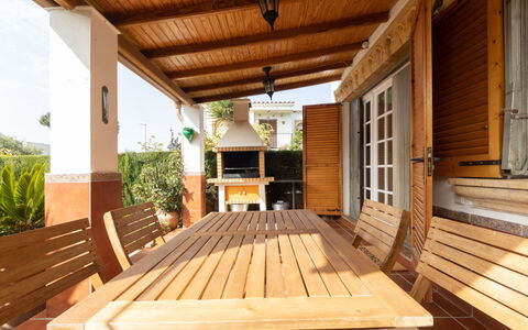 Villa Jardin: Pianta, Proprietà, Costruzione, Legna, Finestra, Tavolo, Illuminazione, Interior Design, Portico, Color Legno