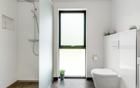 Sighvat - 300M from the Sea: Parete, Pavimentazione, Interior Design, Bagno, Pavimento, Gabinetto, Idraulico Fixture, Toilet Seat, Soffitto, Camera