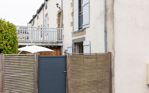 La Tréherais: Appartamento, Balcone, Condominio, Sedia, Alluminio, Corrimano, Latifoglie, Illuminazione Diurna, Attico, Deck