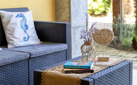 Rosetta: Appartamento, Balcone, Condominio, Sedia, Alluminio, Corrimano, Latifoglie, Illuminazione Diurna, Attico, Deck