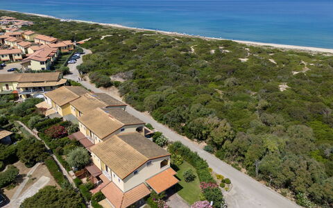 Rosetta: Appartamento, Balcone, Condominio, Sedia, Alluminio, Corrimano, Latifoglie, Illuminazione Diurna, Attico, Deck