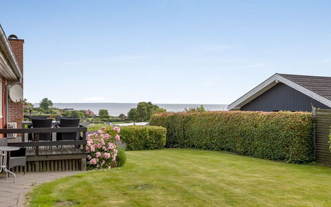 Teja - 100M from the Sea: Arbusto, Lotto, Tetto, Casa, Groundcover, Giardino, Estate, Villetta, Prato, Landscaping