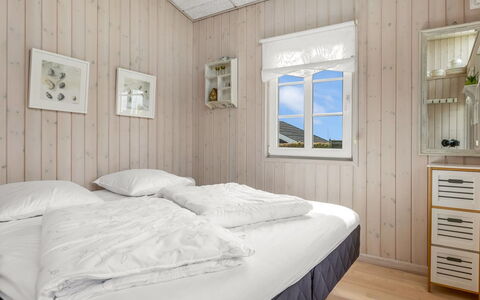 Teja - 100M from the Sea: Legna, Camera Da Letto, Letto, Pavimento, Interior Design, Casa, Bedding, Lenzuolo, Pavimentazione, Telaio Del Letto
