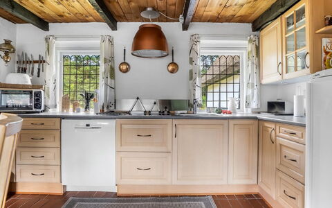 Hoat - 1.7Km from the Sea: Cucina, Controsoffitto, Cabinetry, Elettrodomestico Da Cucina, Mobilia, Interior Design, Legna, Apparecchio Major, Pavimentazione, Cassetto