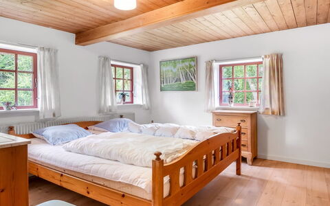 Hoat - 1.7Km from the Sea: Camera Da Letto, Letto, Legna, Interior Design, Mobilia, Lenzuolo, Bedding, Pavimento, Telaio Del Letto, Casa