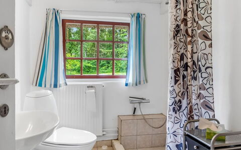 Hoat - 1.7Km from the Sea: Idraulico Fixture, Interior Design, Bagno, Pavimentazione, Idraulico, Tenda, Pavimento, Vasca Da Bagno, Rubinetto, Lavandino Del Bagno