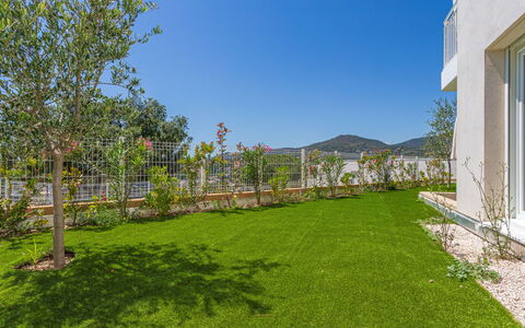 Le Lavandou 450: Giardino, Groundcover, Landscaping, Prato, Shade, Cortile, Eco Hotel, Backyard, Villa