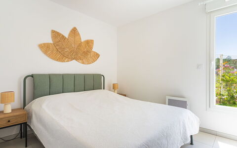 Le Lavandou 450: Letto, Mobilia, Bedding, Camera Da Letto, Interior Design, Lenzuolo, Legna, Biancheria, Pavimentazione, Pavimento