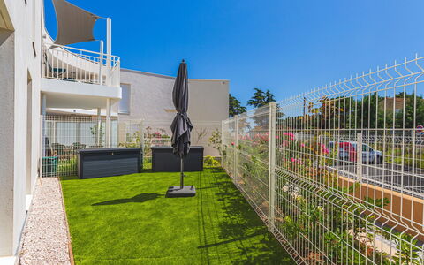 Le Lavandou 450: Giardino, Recinzione, Prato, Landscaping, Erba Sintetica, Cortile, Shade, Home Scherma, Backyard, Cortile