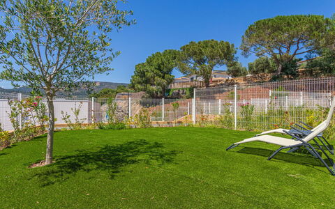 Le Lavandou 450: Erba, Verde, Giardino, Lotto, Prato, Groundcover, Landscaping, Backyard, Shade, Cortile