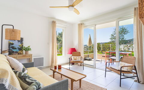 Le Lavandou 450: Mobilia, Pavimentazione, Sedia, Interior Design, Tavolo, Pavimento, Cucina & Sala Da Pranzo Tavolo, Soffitto, Appartamento, Soggiorno