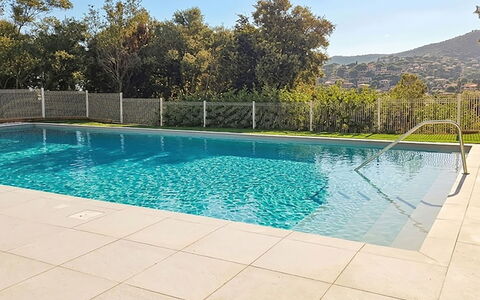 Le Lavandou 450: Piscina, Blu, Acqua, Materiale Composito, Shade, Ricorrere, Piastrella, Giochi D'Acqua, Landscaping, Giardino