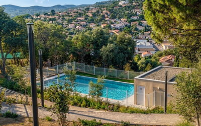 Le Lavandou 450: Piscina, Zona Residenziale, Materiale Composito, Ricorrere, Shade, Estate, Eco Hotel, Giardino, Landscaping, Hacienda