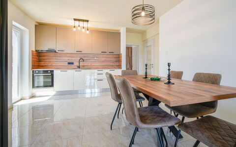 Opatija Pobri 137: Appartamento, Città, Quartiere, Condominio, Zona Residenziale, Area Metropolitana, Urban Design, Insediamento Umano, Balcone, Uso Misto