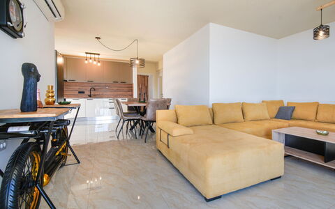 Opatija Pobri 137: Appartamento, Città, Quartiere, Condominio, Zona Residenziale, Area Metropolitana, Urban Design, Insediamento Umano, Balcone, Uso Misto