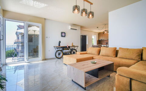 Opatija Pobri 137: Appartamento, Città, Quartiere, Condominio, Zona Residenziale, Area Metropolitana, Urban Design, Insediamento Umano, Balcone, Uso Misto