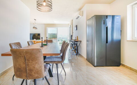 Opatija Pobri 137: Appartamento, Città, Quartiere, Condominio, Zona Residenziale, Area Metropolitana, Urban Design, Insediamento Umano, Balcone, Uso Misto