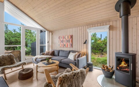 Effie - 500M from the Sea: Legna, Pavimentazione, Pavimento, Interior Design, Soffitto, Mobilia, Casa, Soggiorno, Pavimento In Legno, Latifoglie