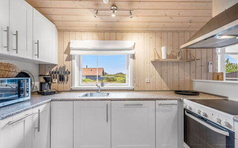 Effie - 500M from the Sea: Legna, Pavimentazione, Pavimento, Cucina, Interior Design, Soffitto, Controsoffitto, Casa, Cabinetry, Elettrodomestico Da Cucina