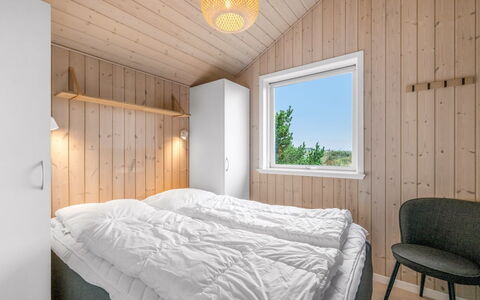 Effie - 500M from the Sea: Legna, Camera Da Letto, Casa, Letto, Soffitto, Bedding, Latifoglie, Telaio Del Letto, Color Legno, Plank