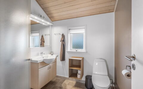 Effie - 500M from the Sea: Idraulico Fixture, Legna, Pavimentazione, Pavimento, Lavello, Soffitto, Interior Design, Bagno, Idraulico, Rubinetto