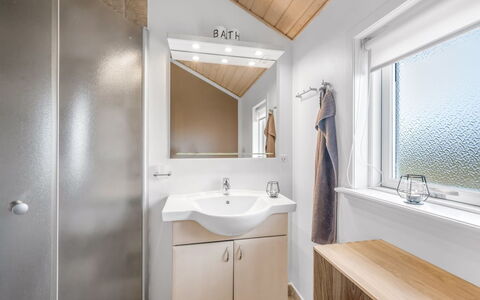 Effie - 500M from the Sea: Idraulico Fixture, Interior Design, Pavimentazione, Legna, Pavimento, Soffitto, Lavandino Del Bagno, Lavello, Bagno, Rubinetto