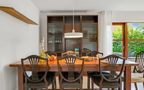 Ilmo - 1.9Km from the Sea: Mobilia, Interior Design, Tavolo, Legna, Sala Da Pranzo, Pavimentazione, Sedia, Cucina & Sala Da Pranzo Tavolo, Lampada, Soffitto