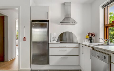 Ilmo - 1.9Km from the Sea: Elettrodomestico Da Cucina, Cucina, Controsoffitto, Apparecchio Major, Cabinetry, Pavimentazione, Interior Design, Elettrodomestico, Legna, Casa