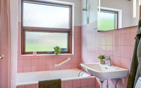 Ilmo - 1.9Km from the Sea: Idraulico Fixture, Bagno, Idraulico, Rubinetto, Interior Design, Rosa, Lavello, Piastrella, Lavandino Del Bagno, Vasca Da Bagno