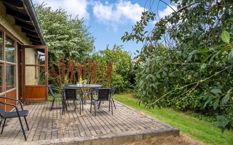 Ilmo - 1.9Km from the Sea: Arbusto, Giardino, Mobilia, Lotto, Mobili Da Esterno, Shade, Groundcover, Backyard, Sedia