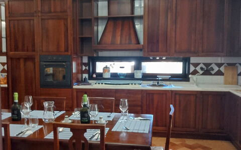 Villa Ginevra: Mobilia, Pavimentazione, Interior Design, Legna, Cabinetry, Pavimento, Illuminazione, Lampada, Cucina, Controsoffitto