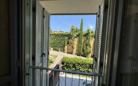 Ai Cantici: Balcone, Shade, Illuminazione Diurna, Porta A Casa, Backyard, Alluminio