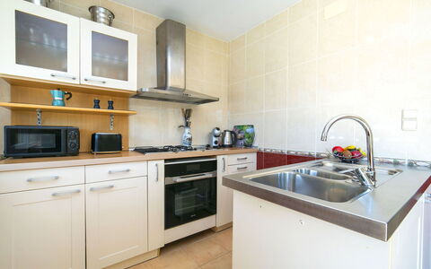 Gekko: Elettrodomestico Da Cucina, Cucina, Controsoffitto, Apparecchio Major, Cabinetry, Lavandino Della Cucina, Cucina Stufa, Pavimentazione, Interior Design, Legna
