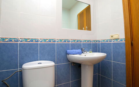Gekko: Blu, Idraulico Fixture, Pavimentazione, Pavimento, Bagno, Idraulico, Piastrella, Interior Design, Lavello, Rubinetto