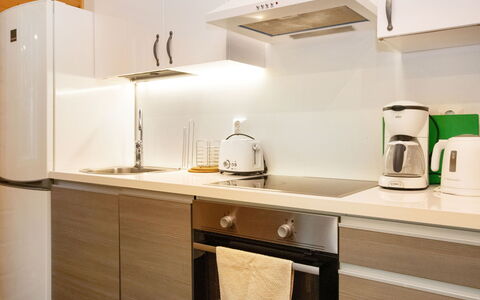 Ahma: Elettrodomestico Da Cucina, Cucina, Controsoffitto, Cabinetry, Apparecchio Major, Interior Design, Mobilia, Pavimentazione, Legna, Elettrodomestico